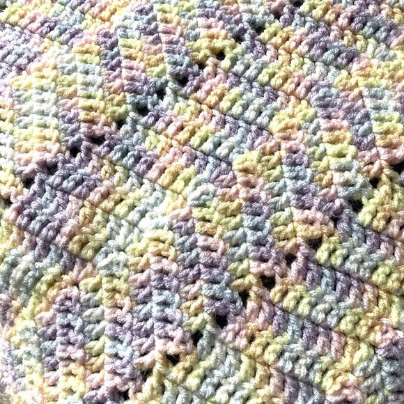 Handmade Pastel Crocheted Afghan Throw Baby Blanket Scalloped Edge Chevron - Picture 4 of 4